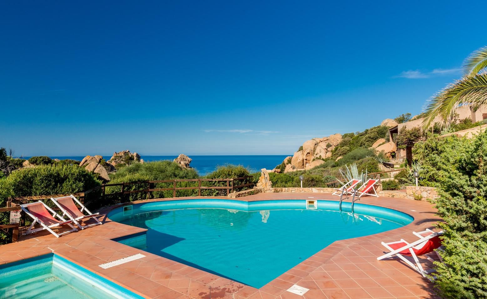 Piscine extérieure (ouverte en saison), chaises longues