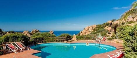 Piscine extérieure (ouverte en saison), chaises longues
