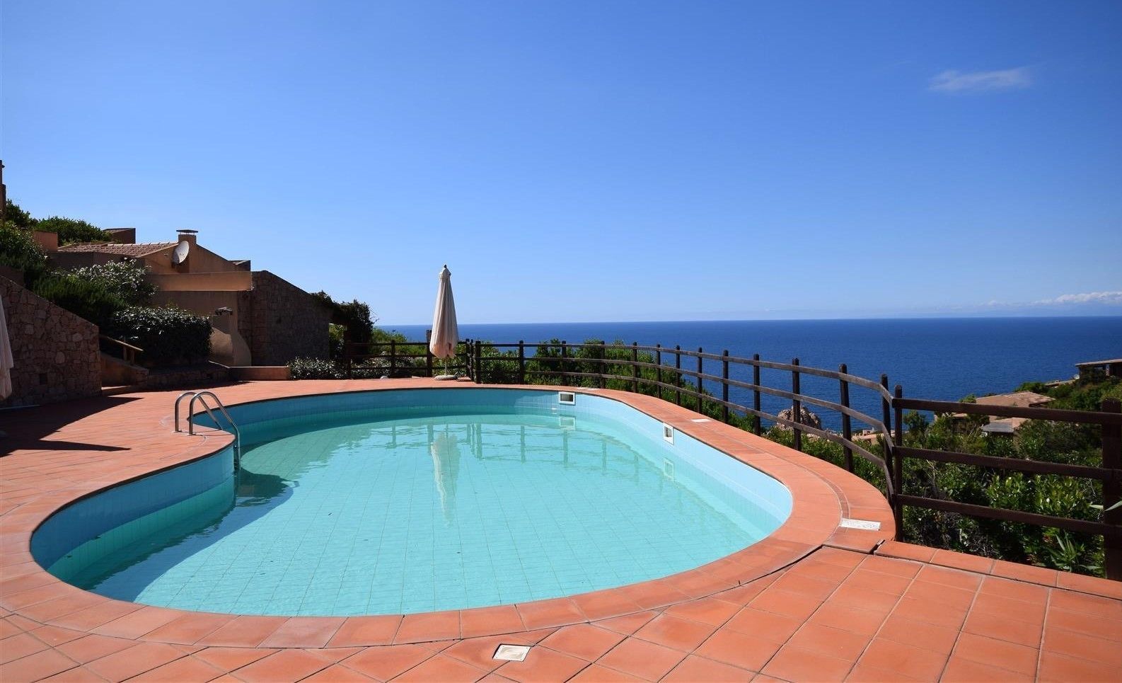 Kolam renang outdoor musiman, dengan kursi berjemur