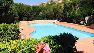 Piscina externa sazonal, espreguiçadeiras