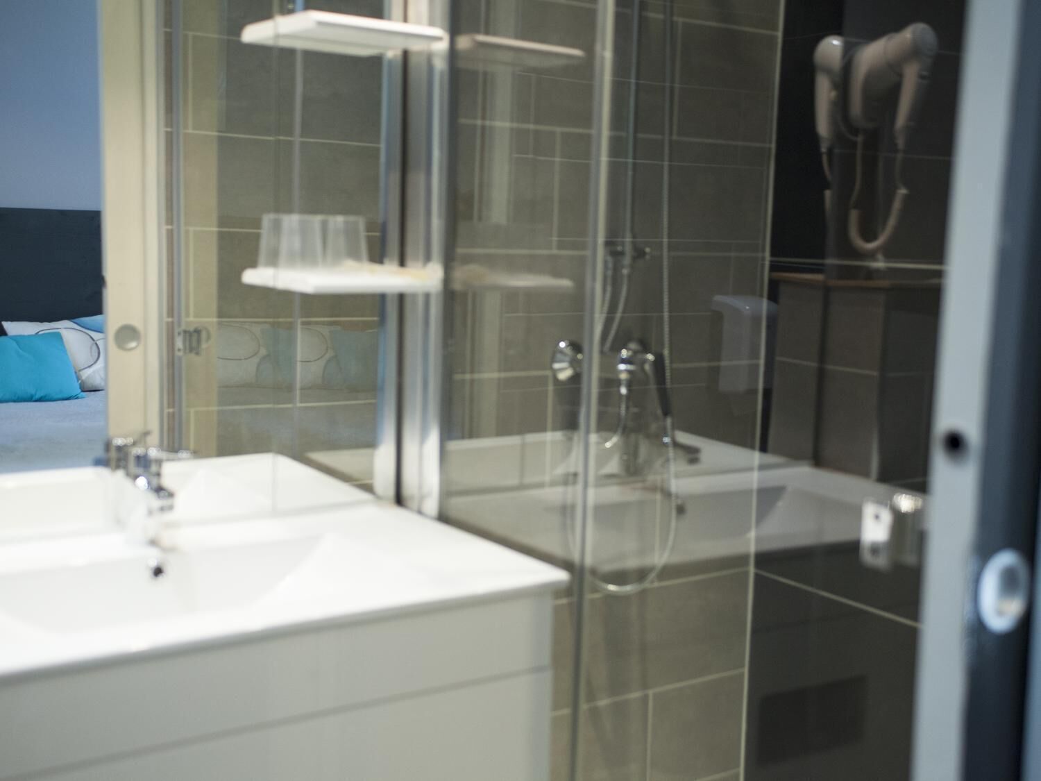 Buồng tắm vòi sen, đồ dùng nhà tắm miễn phí, máy sấy tóc, khăn tắm 