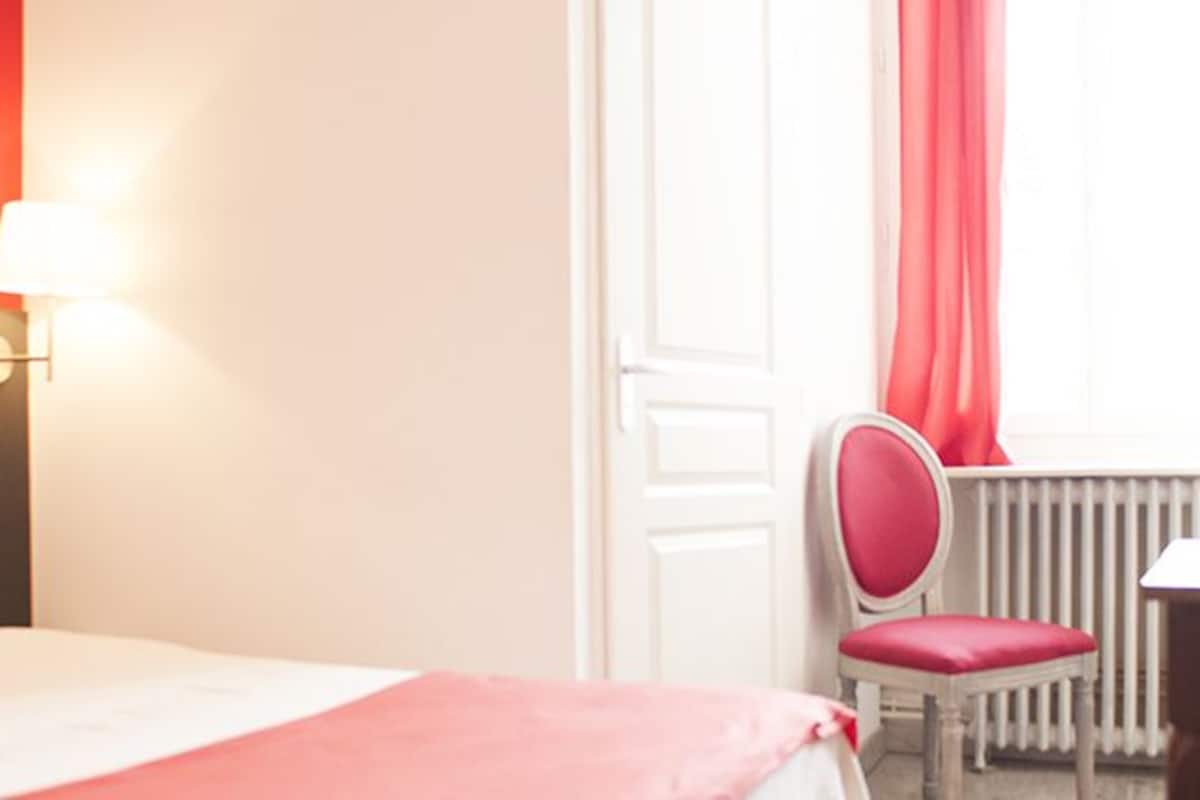 Double Room (Coquelicot) | Premium bedding, cribs (free), WiFi (free), individually decorated