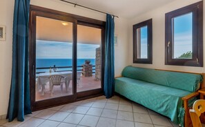 Villa, 1 habitación | Área de sala de estar | Televisión 