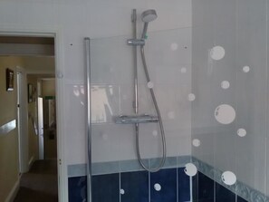 Combined shower/tub, free toiletries, hair dryer, bathrobes - St Hilda Guest House (Bridlington)
