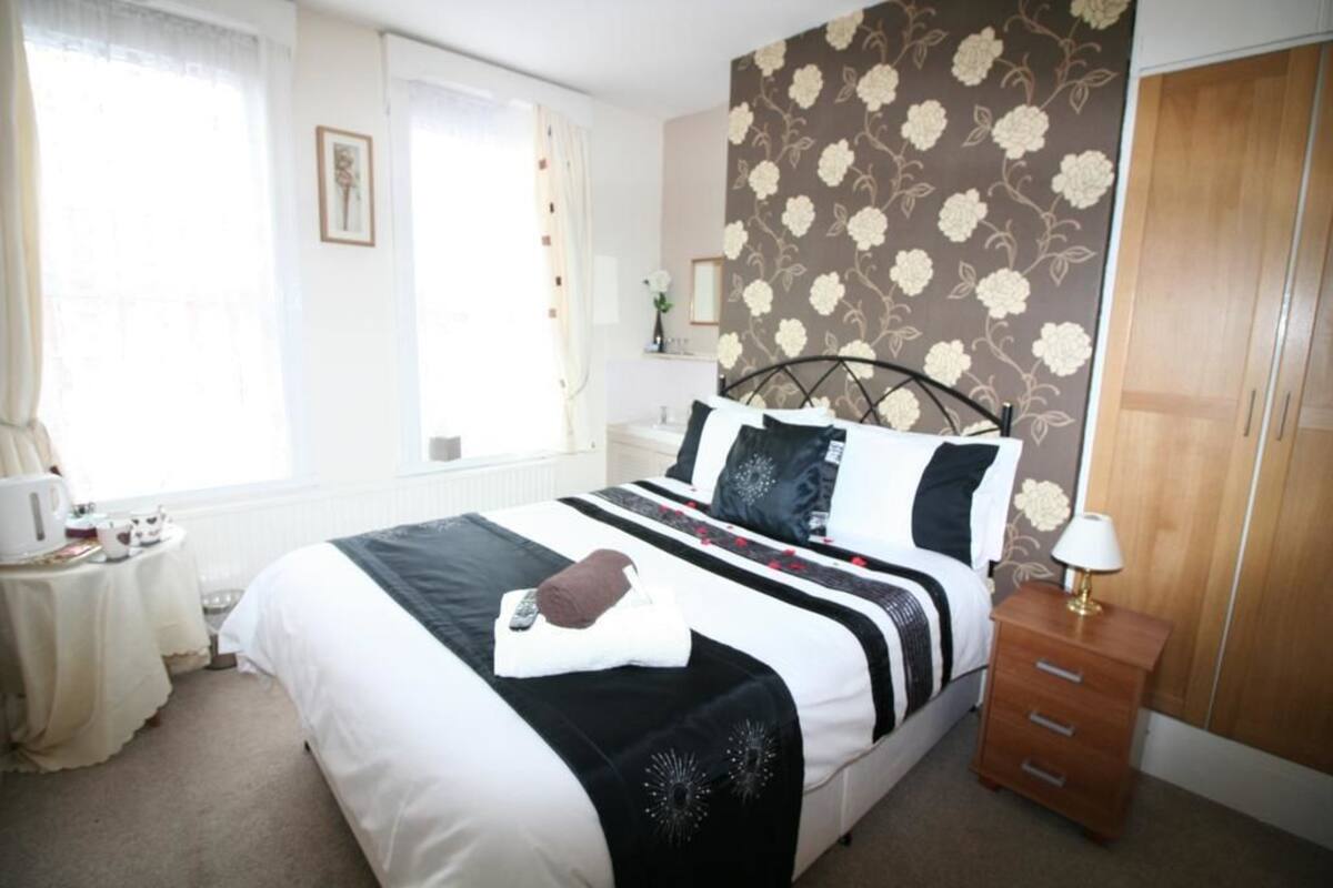 Deluxe Double Room | Iron/ironing board (on request), WiFi (free), bed sheets