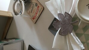A bathroom with a mirror, a tissue box, and a decorative flower-shaped tissue holder. - Suite Simonetta (Sarzana)