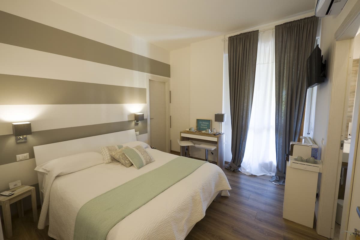 Deluxe Double Room, 1 Queen Bed, Non Smoking | Desk, blackout drapes, WiFi (free), bed sheets