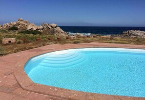 Una piscina al aire libre de temporada