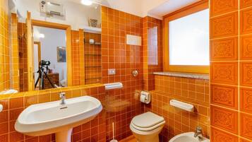 Villa, 4 habitaciones, piscina privada | Baño | Bañera y ducha independientes y bidé
