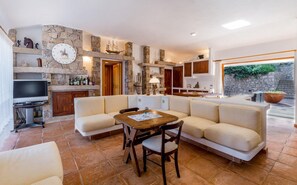 Villa, 4 habitaciones, piscina privada | Zona de estar | Una televisión de pantalla plana, una chimenea