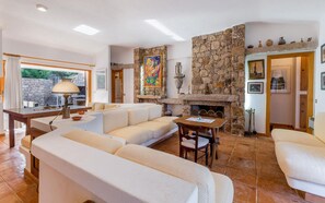 Villa, 4 Schlafzimmer, eigener Pool | Wohnbereich | Flachbildfernseher, Kamin