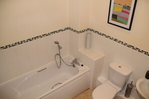 Apartment, 2 Bedrooms | Bathroom | Combined shower/tub, hair dryer, towels