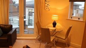 Apartment, 2 Schlafzimmer | Balkon