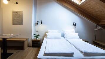 Comfort-huoneisto | 1 makuuhuone, untuvapeitot, yksilöllisesti kalustettu, työpöytä