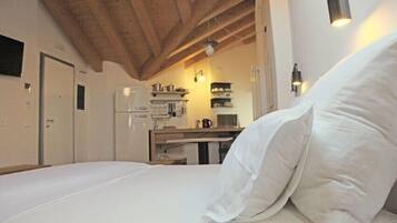 1 habitación, cubrecamas, muebles diferentes y escritorio