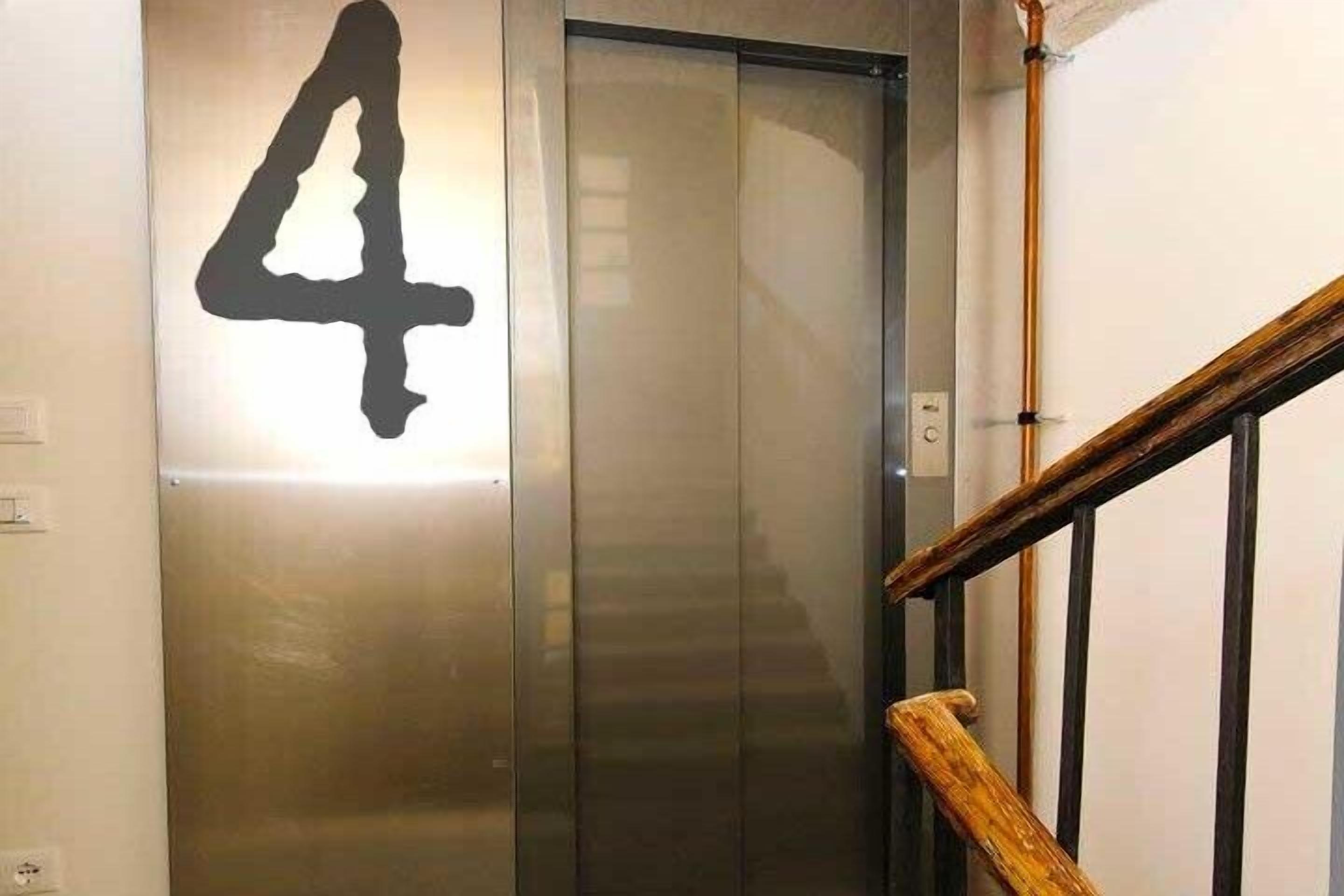 Ein Aufzug mit einem großen Hinweisschild mit der Nummer 4.