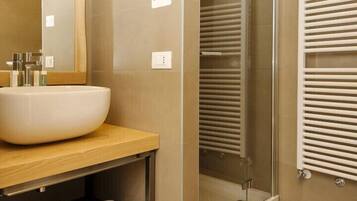 Comfort-huoneisto | Kylpyhuone | Suihku, hiustenkuivaaja, bidee, pyyhkeet