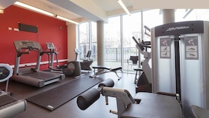 A gym with treadmills, elliptical machines, and weightlifting equipment. - Davies Court - Hostel (London)