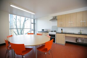 Shared fridge, microwave - Davies Court - Hostel (London)