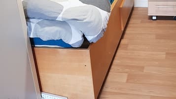 Dormitorio compartido, solo para mujeres, baño compartido | Escritorio, wifi gratis y ropa de cama