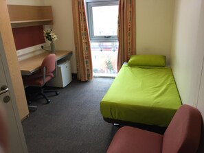 Escritorio, wifi gratis y ropa de cama