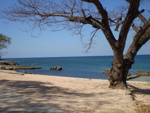 Accommodatie ligt op het strand, wit zand, vervoer van/naar het strand