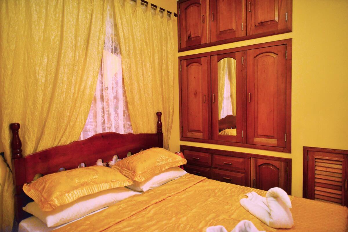 Standaard tweepersoonskamer, niet-roken | Luxe beddengoed, een minibar, een kluis op de kamer