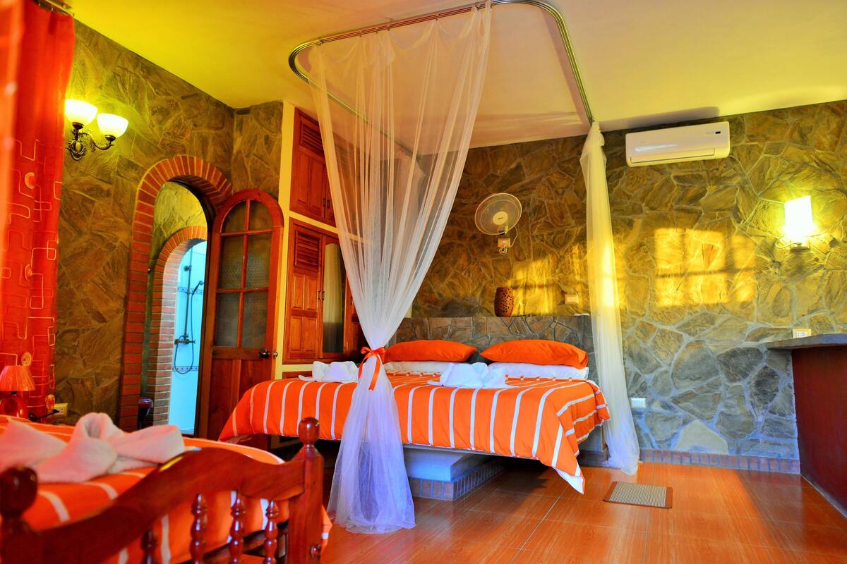 Superior suite, Meerdere bedden, niet-roken | Luxe beddengoed, een minibar, een kluis op de kamer