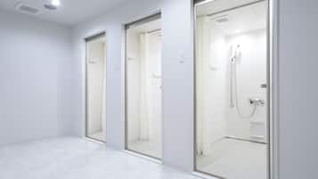 Douche, articles de toilette (gratuits), séchoir à cheveux, pantoufles