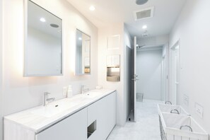 Doccia, set di cortesia gratuito, asciugacapelli, pantofole