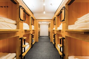 Ropa de cama de alta calidad y caja de seguridad en la habitación 