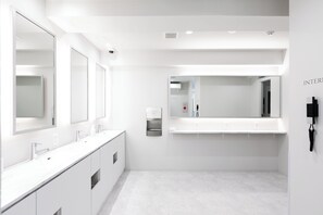 シャワー、バスアメニティ (無料)、ヘアドライヤー、スリッパ