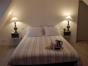 ห้องดับเบิล, วิวสวน (Chambre Priscille) | เครื่องนอนระดับพรีเมียม, เตียงเมมโมรีโฟม, ห้องพักตกแต่งอย่างมีเอกลักษณ์