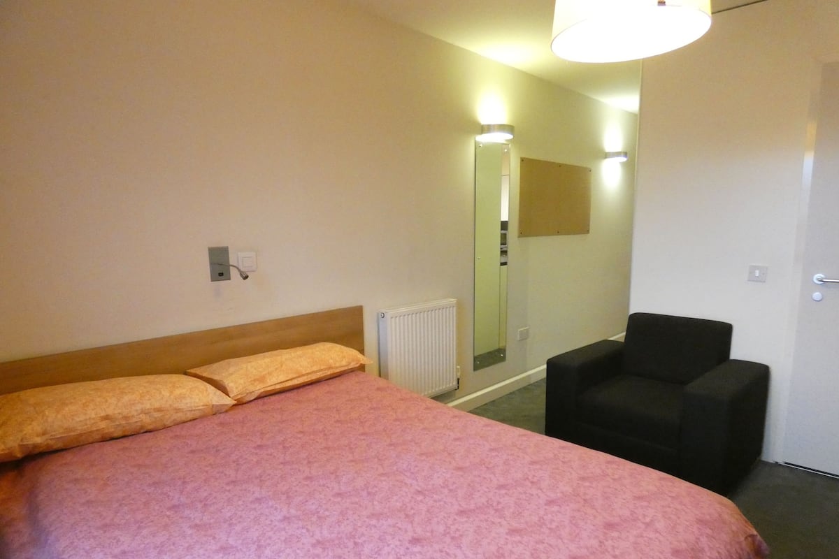 Studio, salle de bains attenante