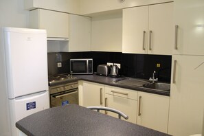 Studio, Ensuite | Private kitchenette | Shared fridge, microwave