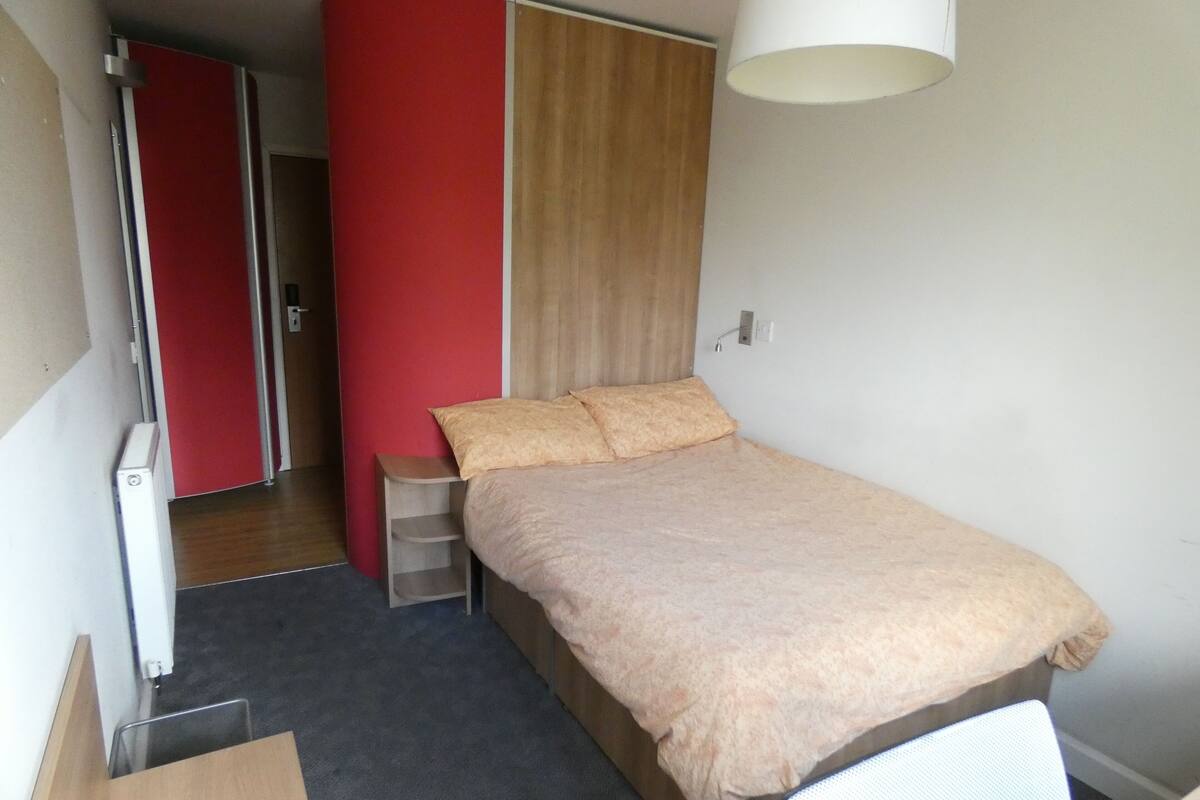 Standard Single Room, Ensuite | Desk, WiFi (free), bed sheets