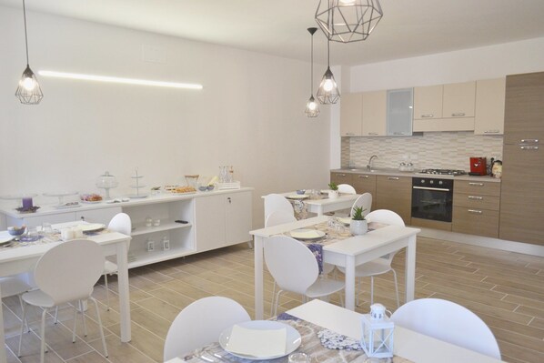 Free daily buffet breakfast