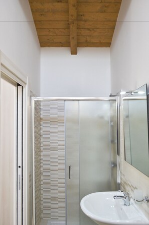 Standard Single Room (L'Annunziata) | Bathroom | Shower, hair dryer, bidet, towels - B&B Santa Lucia (Rapolla)