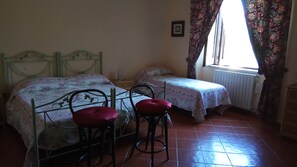 Escritorio, cunas gratuitas, wifi gratis y ropa de cama 