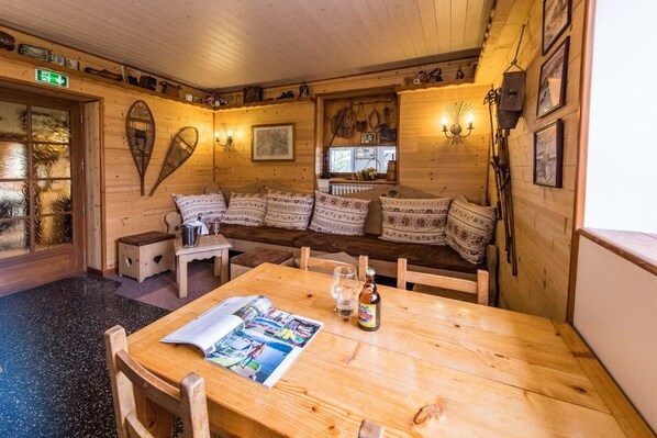 Bar lounge