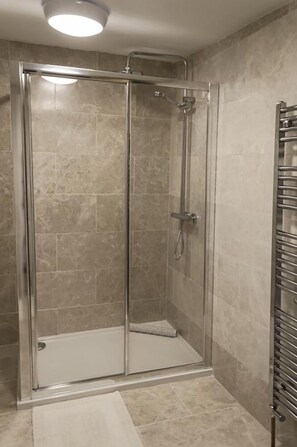 Combined shower/bathtub, towels - The Three Gables (Stratford-upon-Avon)