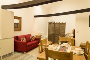 TV - The Three Gables (Stratford-upon-Avon)