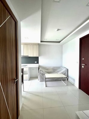 One Bedroom Apartment  | Area keluarga | TV layar datar