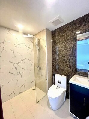 One Bedroom Apartment  | Bathroom | Shower, free toiletries, towels - Arcadia Beach Resort by PSR ASIA (Pattaya)
