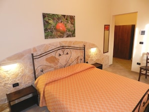 Premium bedding, iron/ironing board, free cots/infant beds, free WiFi