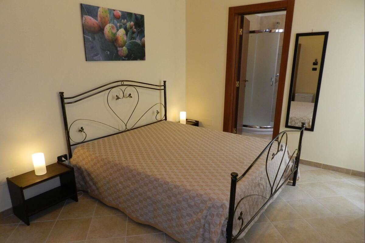 Premium bedding, iron/ironing board, free cots/infant beds, free WiFi