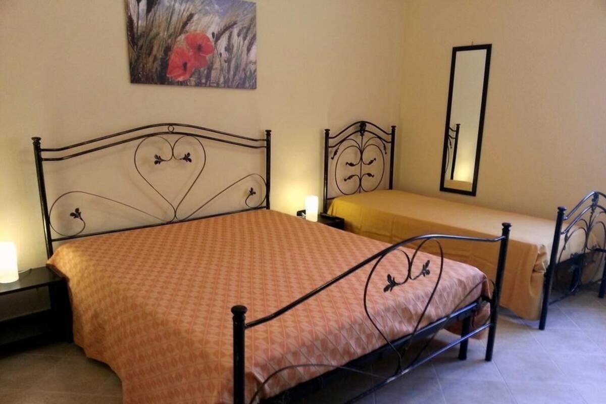Premium bedding, iron/ironing board, free cots/infant beds, free WiFi