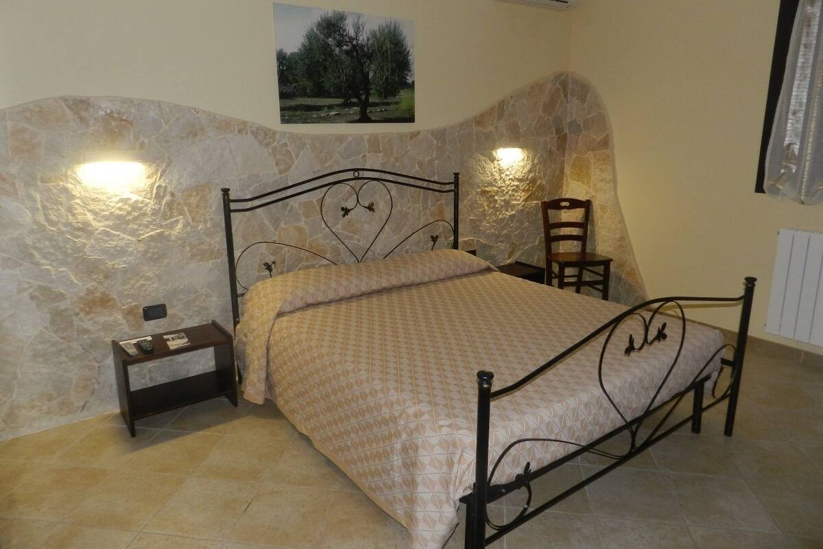 Premium bedding, iron/ironing board, free cots/infant beds, free WiFi