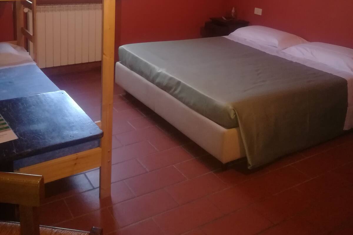 Habitación cuádruple estándar | Escritorio, camas extra y wifi gratis