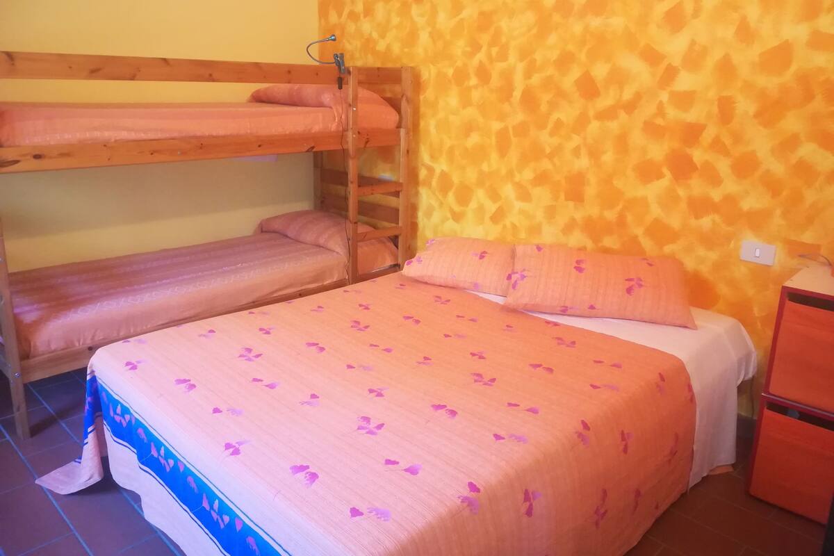 Economy-Vierbettzimmer | Schreibtisch, Zustellbetten, kostenloses WLAN